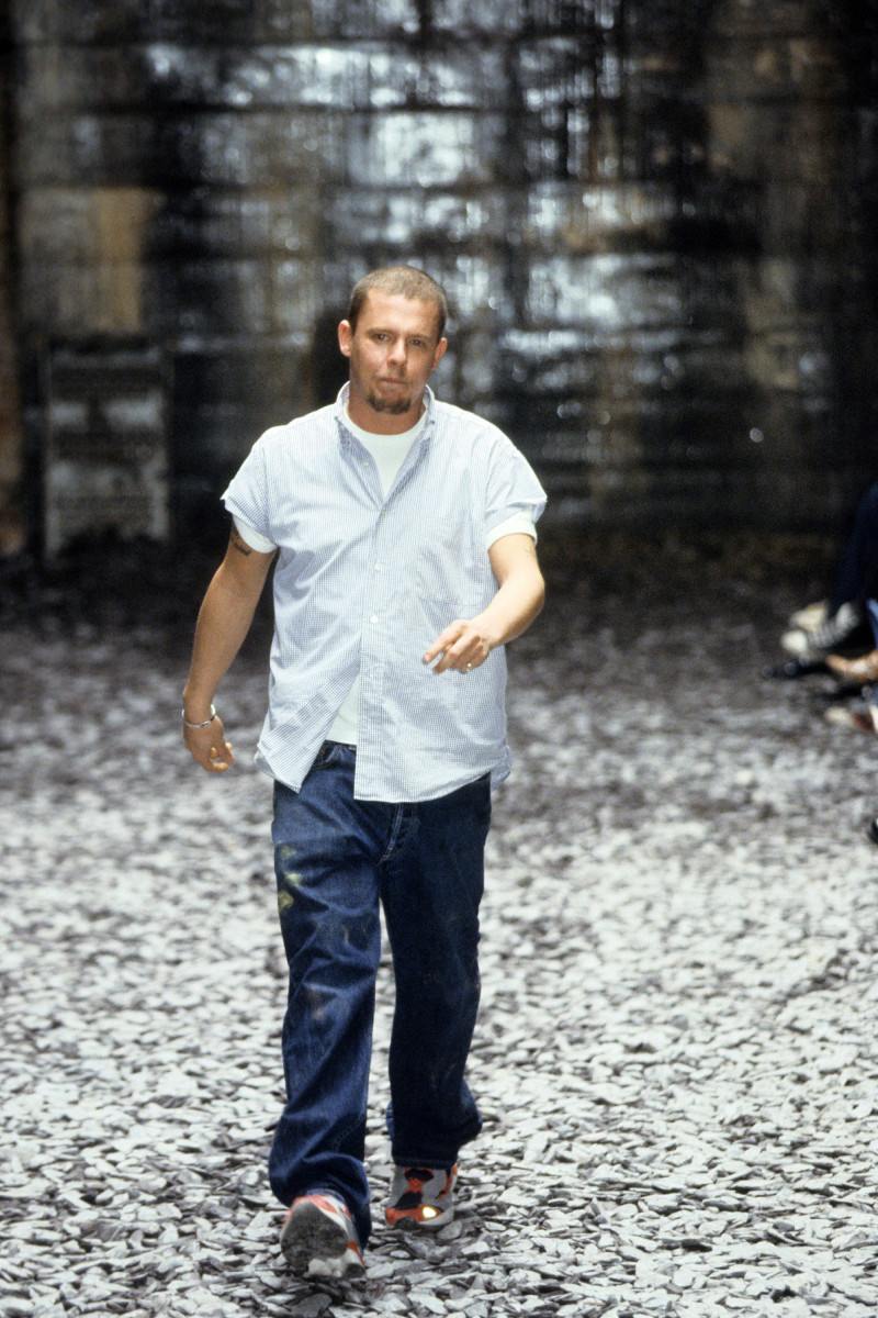 Pic - Standing - HD Wallpaper 