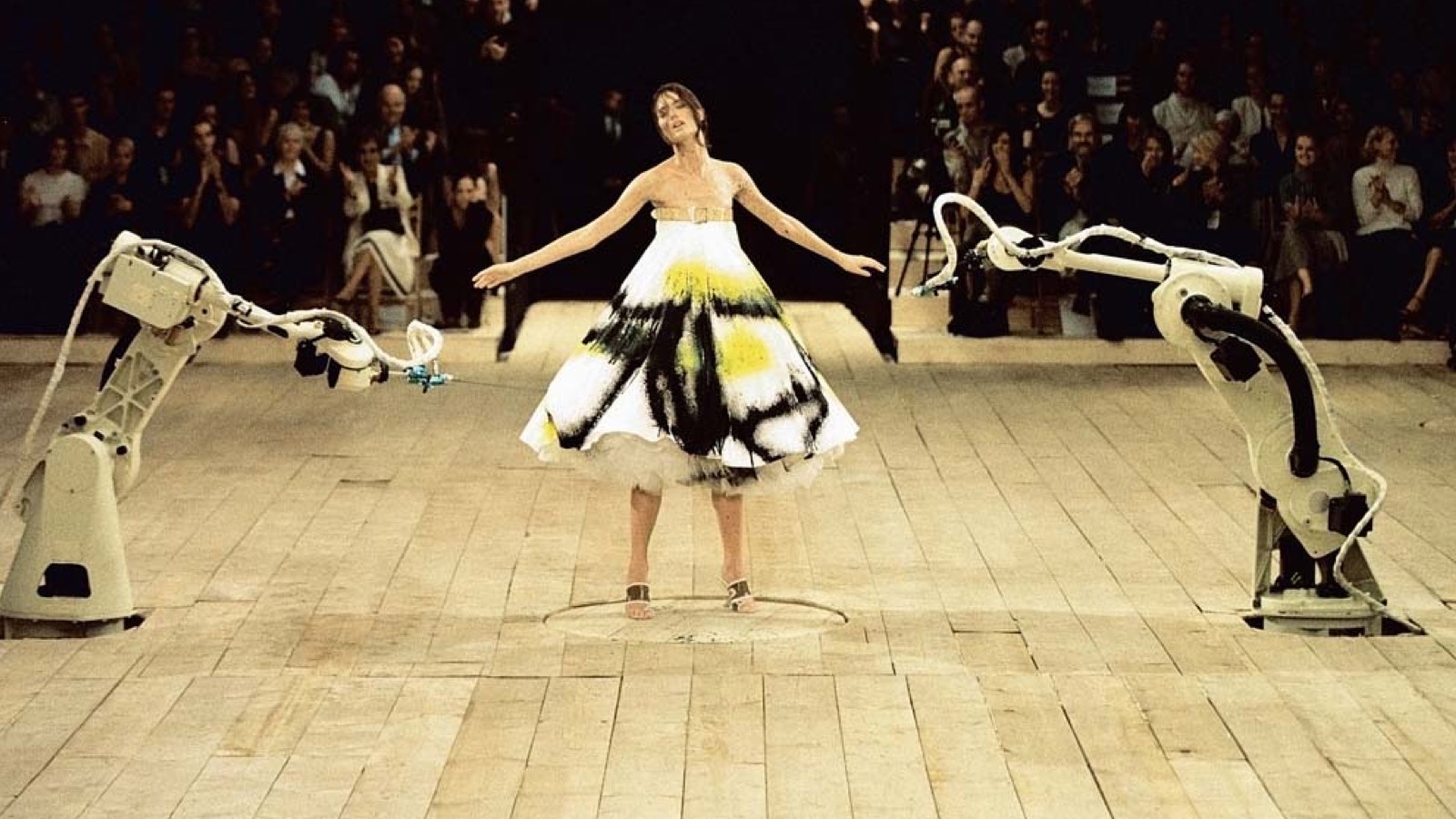 Monogramed Skulls Around Artist’s Necks - Alexander Mcqueen Runway Shows - HD Wallpaper 