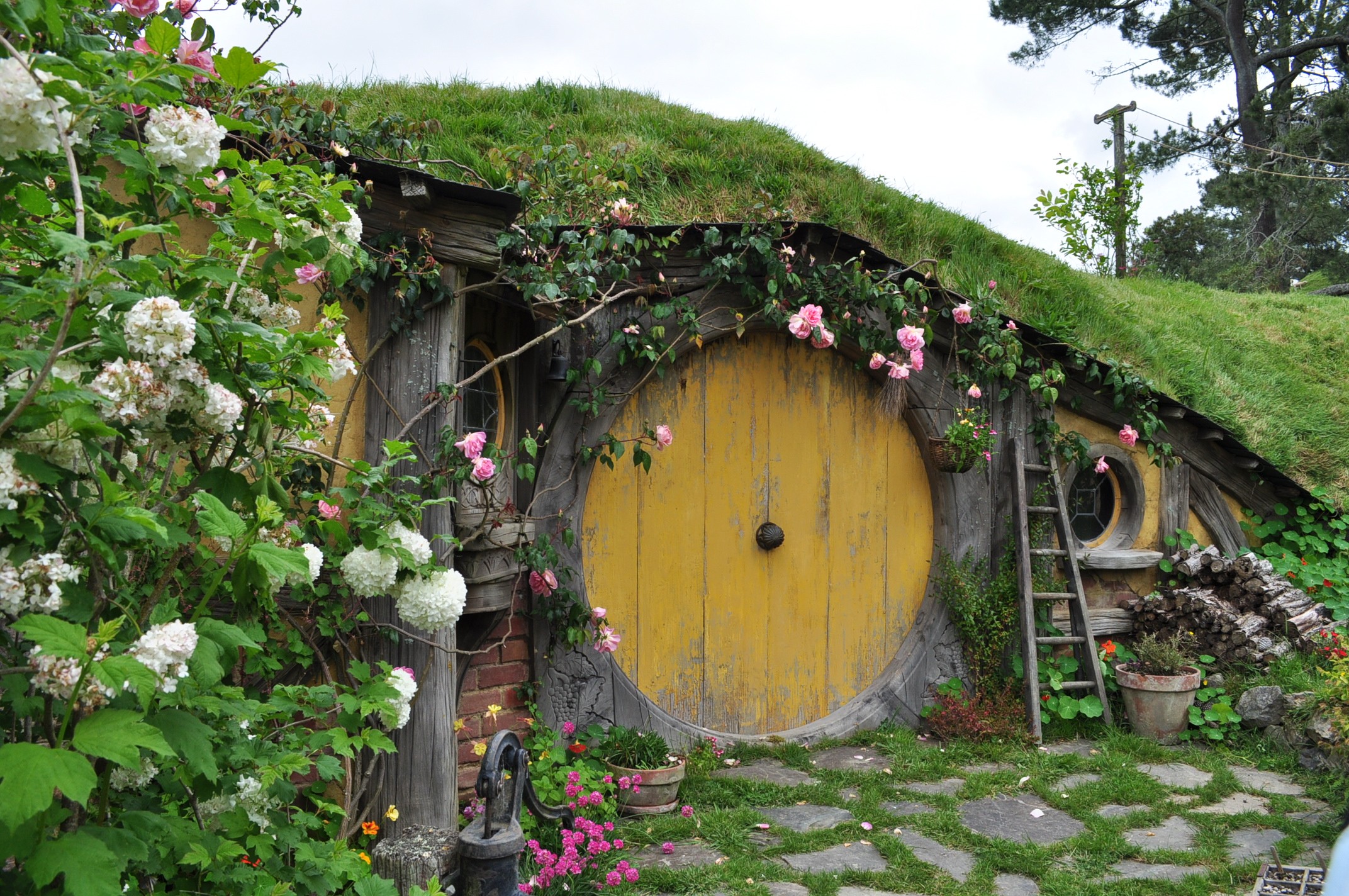 Hobbit Hole Garden Shed - HD Wallpaper 