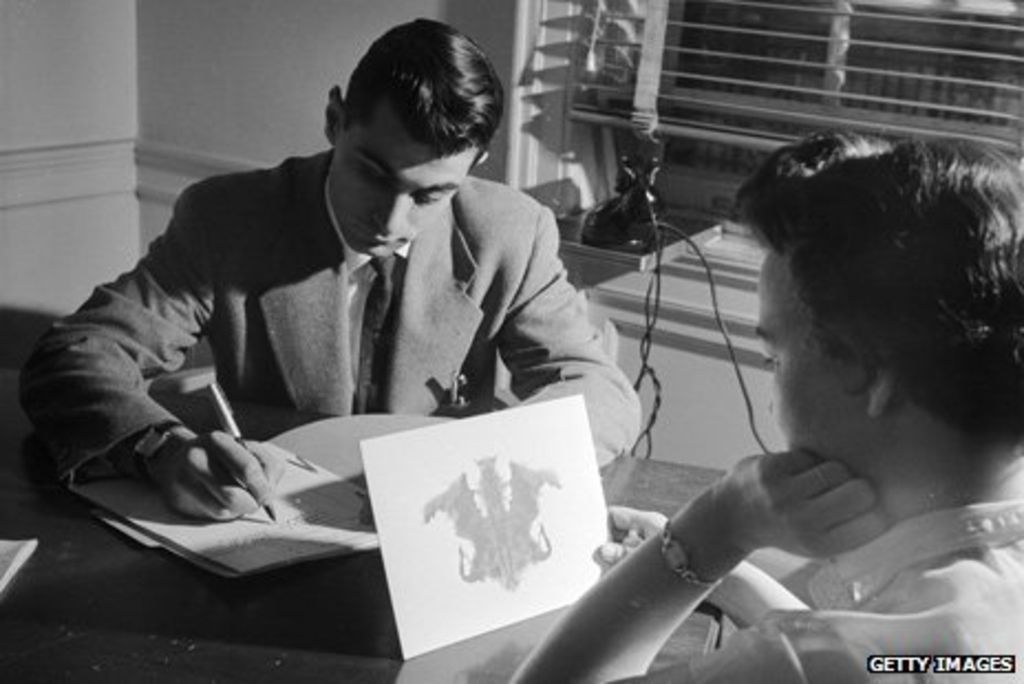 Psychologist Conducting Rorschach Test - Rorschach Test Therapist - HD Wallpaper 