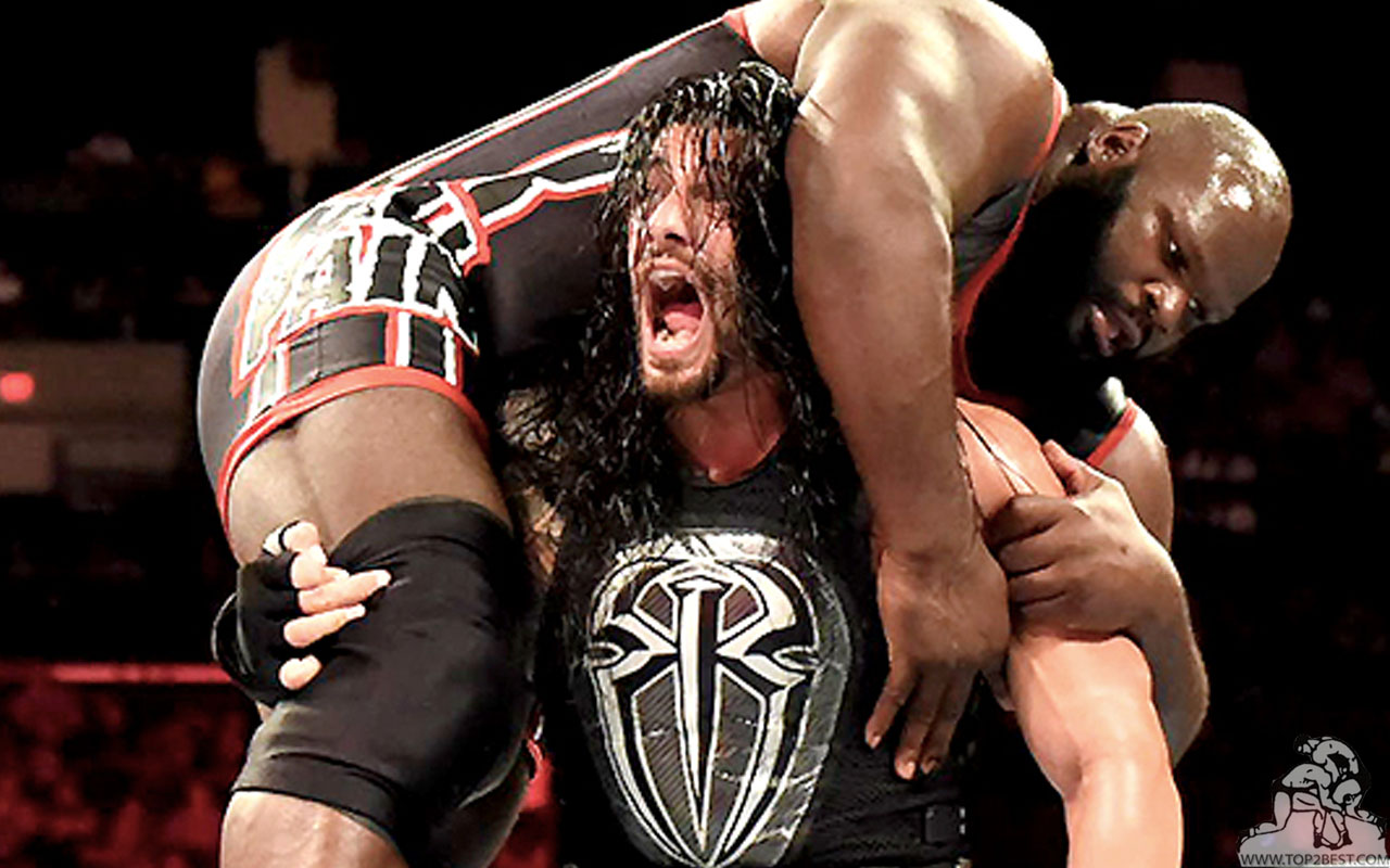 Roman Reigns Lifting Mark Henry On Shoulders - Roman Reigns Lifts Big Show - HD Wallpaper 