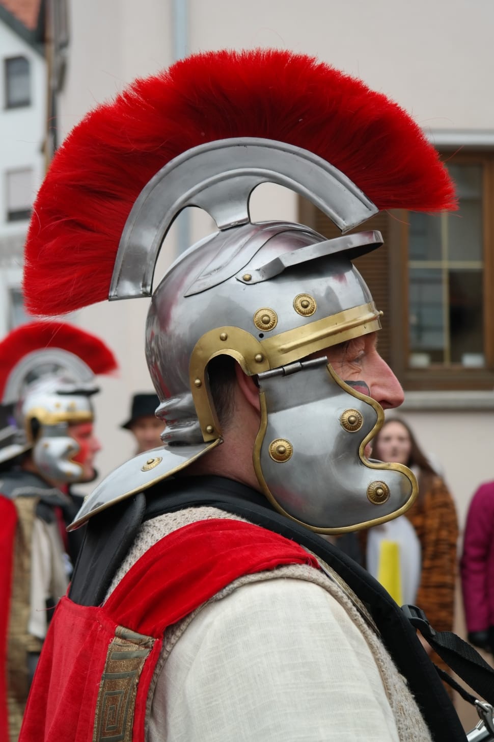 Red Stainless Steel And Brass Roman Soldier Helmet - Roman Soldier Wearing Helmet - HD Wallpaper 