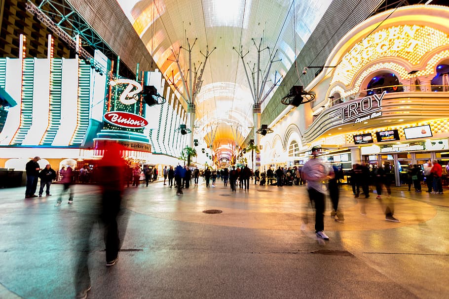 Fremont Shuffle, People Inside Building, Crowd, Interior, - HD Wallpaper 