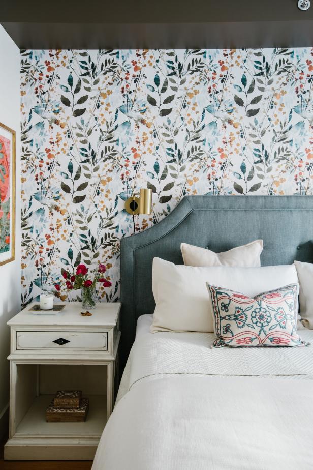 View Of Wallpaper, Cushioned Headboard And Concrete - Bedroom - HD Wallpaper 