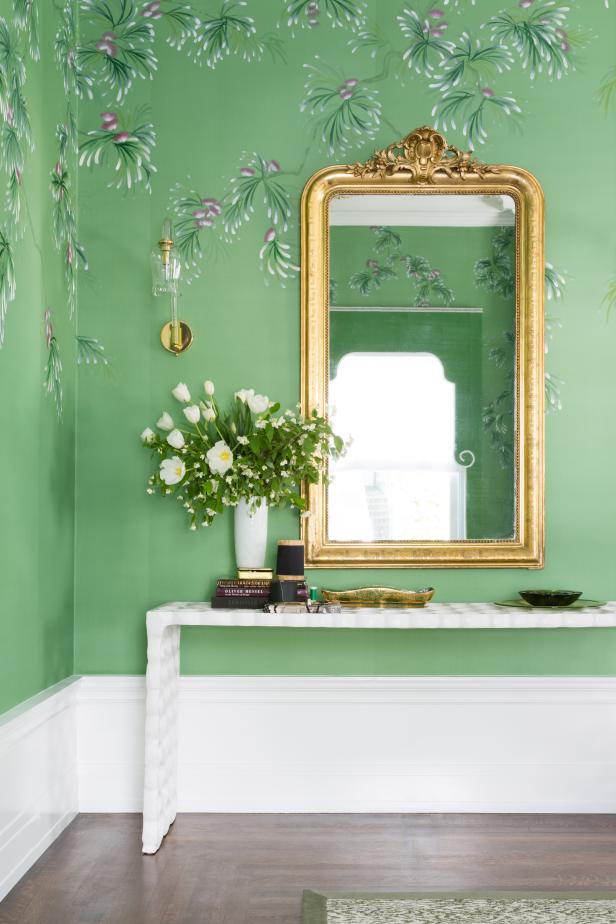 Traditional Living Room With Green Wallpaper And Gold - طرح با رنگ سبز - HD Wallpaper 