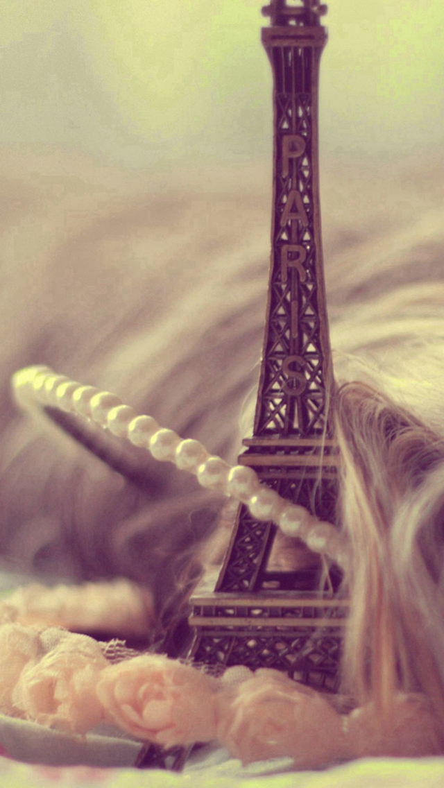 Eiffel Tower Keychain Miniature Iphone Wallpaper - Girlish Wallpaper For Iphone - HD Wallpaper 