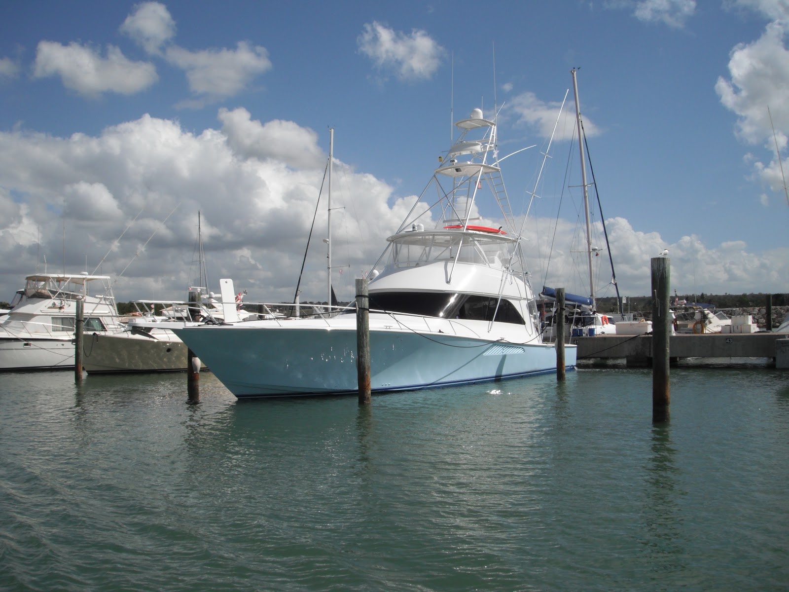 Luxury Yacht - HD Wallpaper 