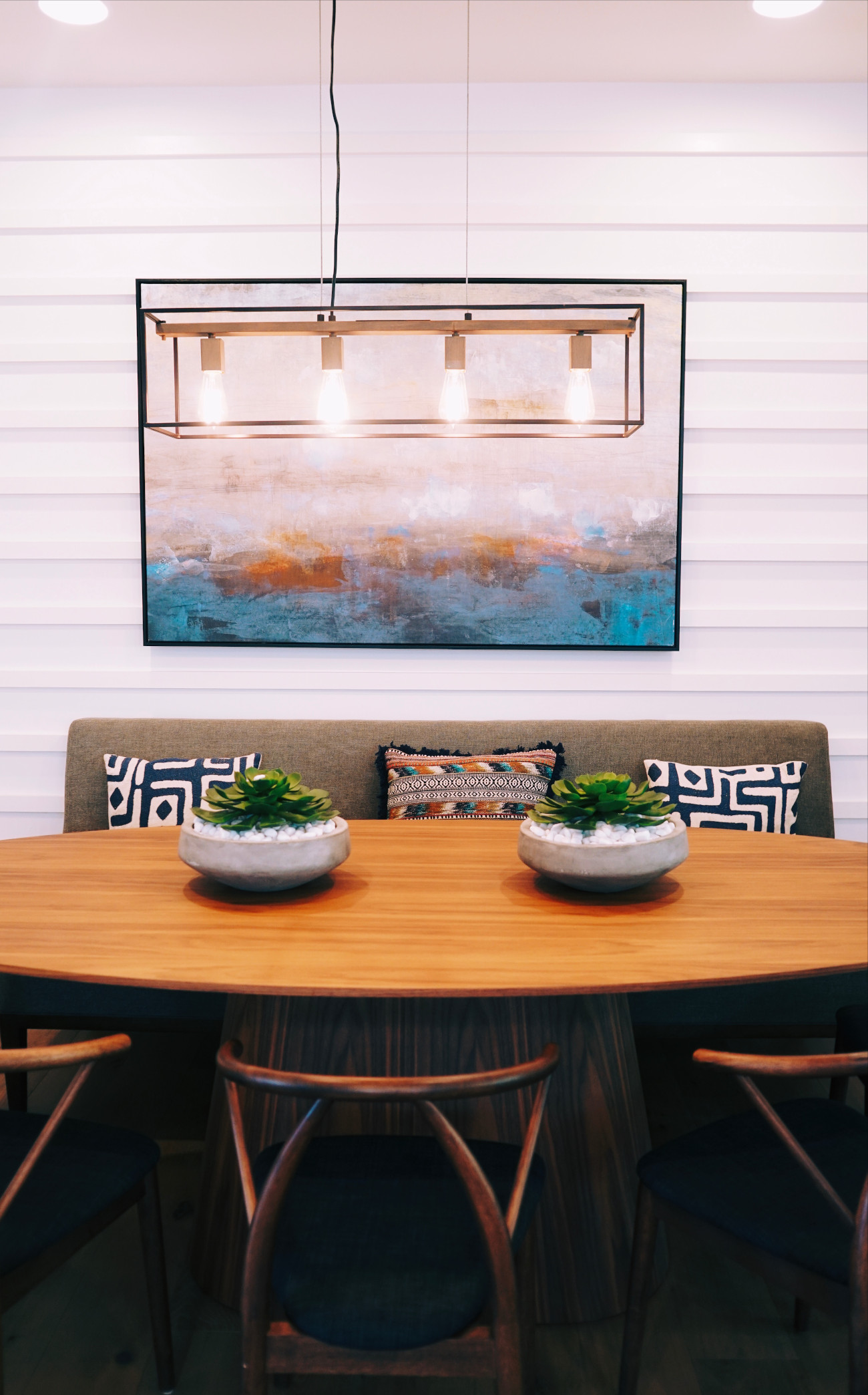 White Shiplap Wall In A Dining Room With Pendant Lamp - Coffee Table - HD Wallpaper 