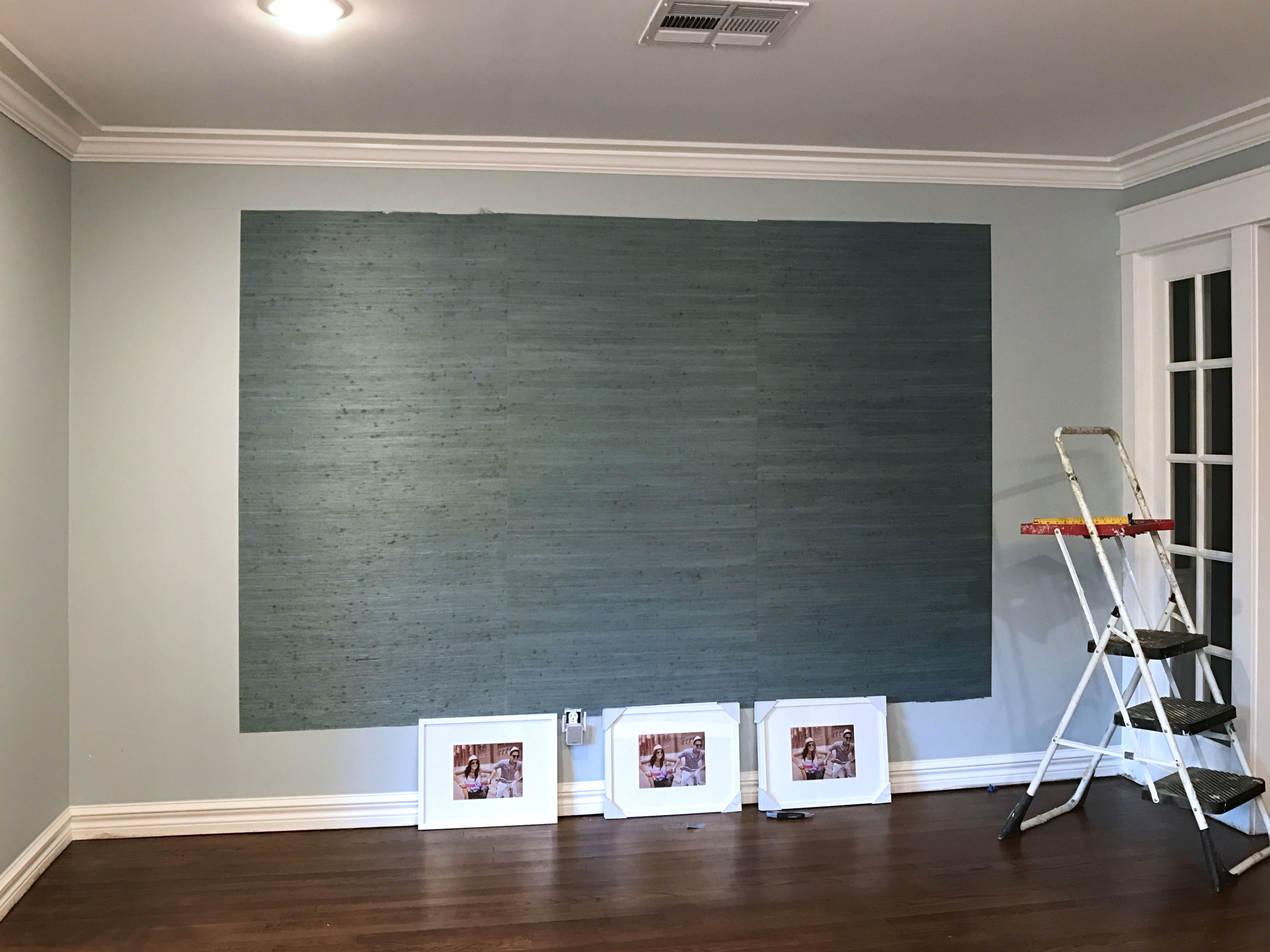 Grasscloth Accent Wall In Entryway - HD Wallpaper 