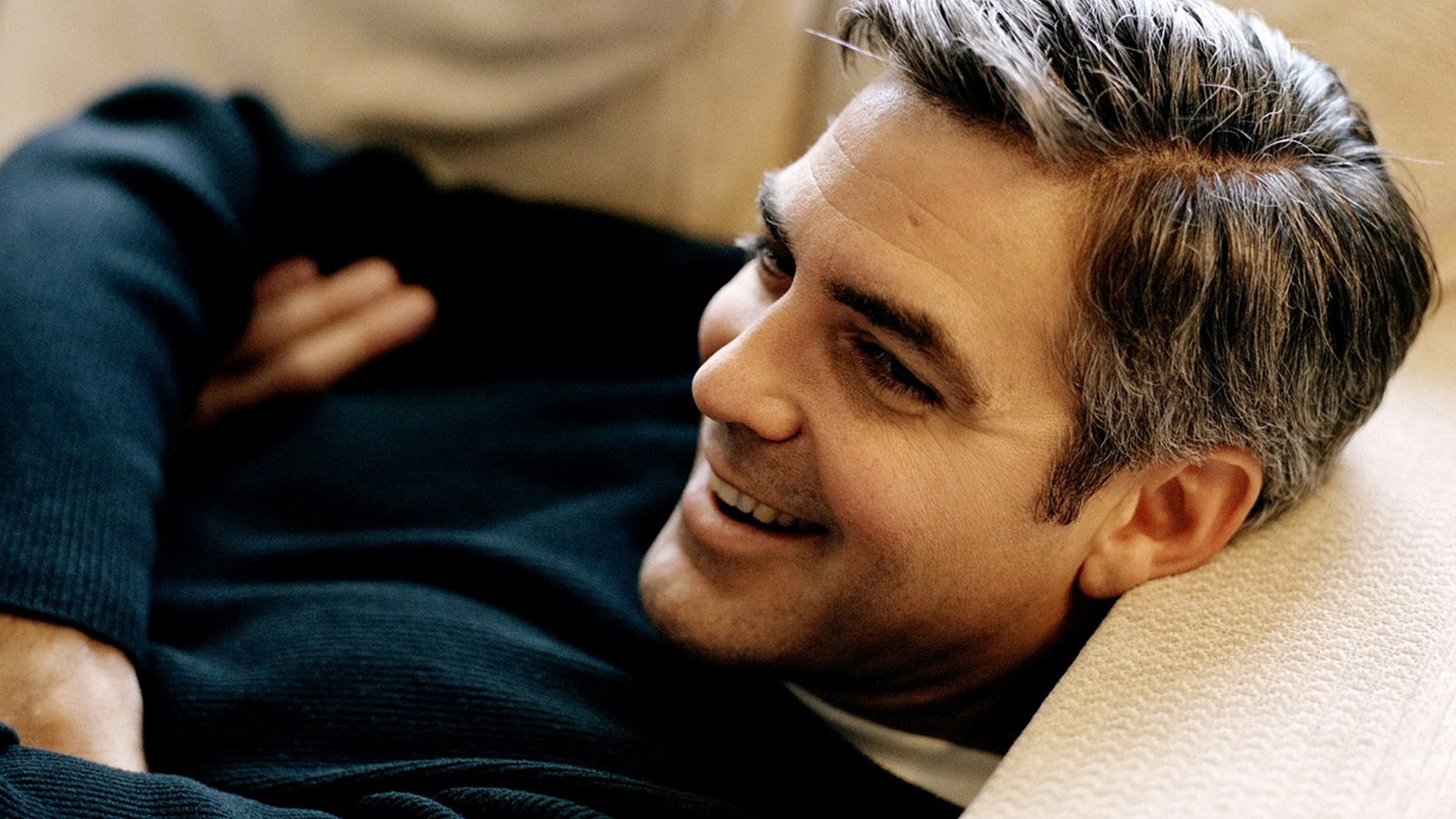 Wallpaper - George Clooney Lying Down - HD Wallpaper 