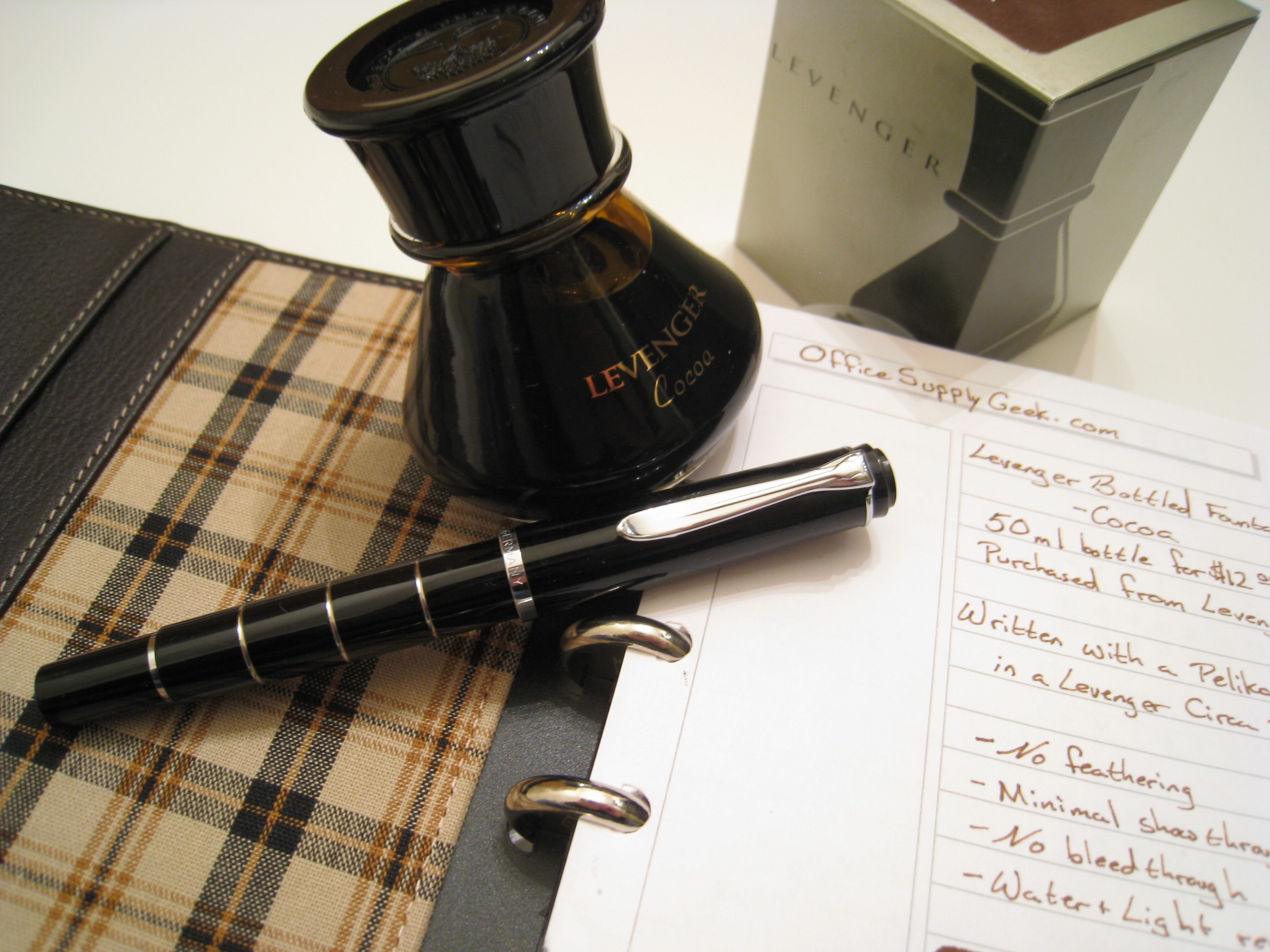 Levenger Cocoa Bottled Fountain Pen Ink With Levenger - Fountain Pen Ink Bottle And Pen - HD Wallpaper 