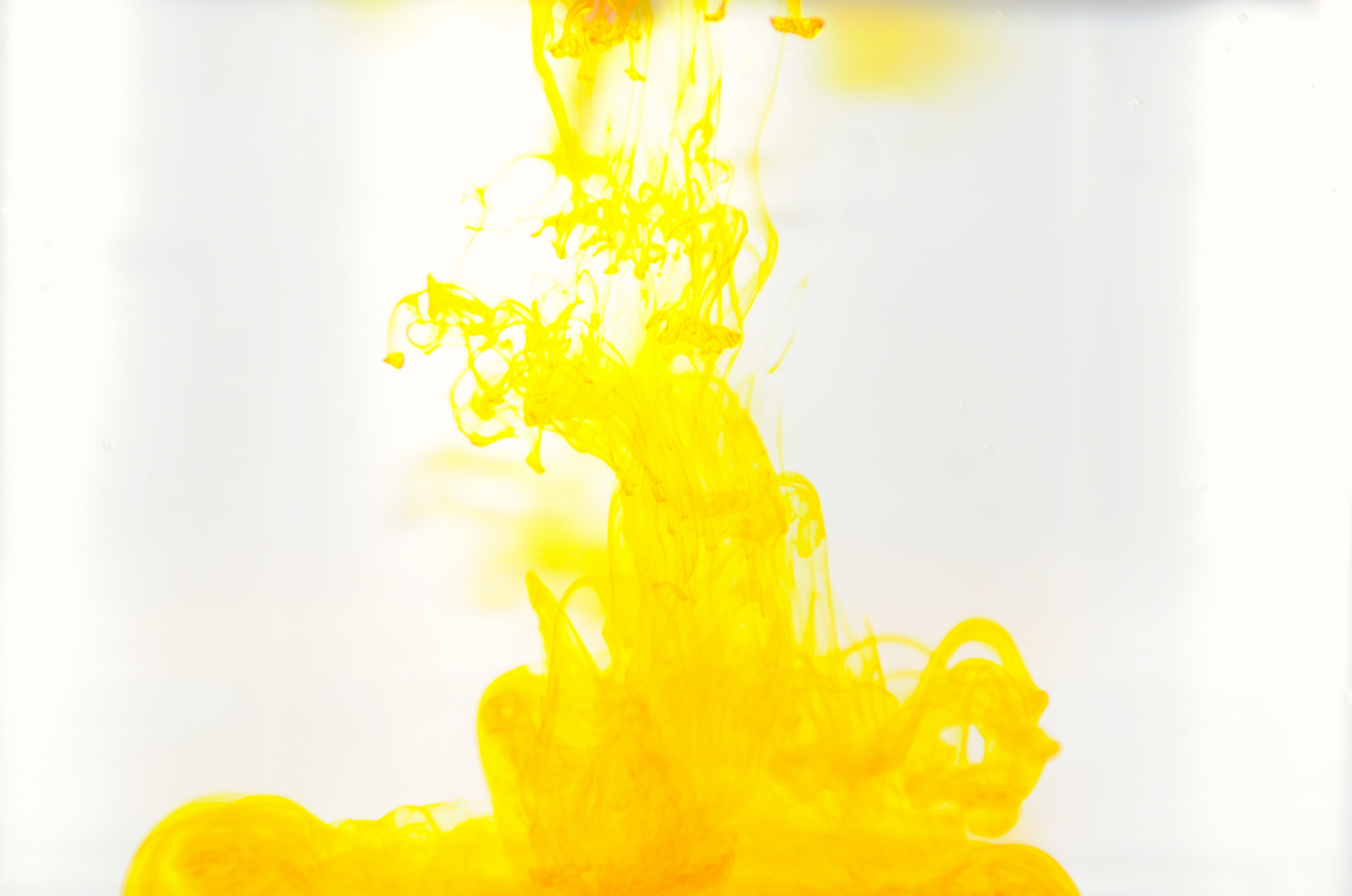 Yellow Ink In Water - HD Wallpaper 