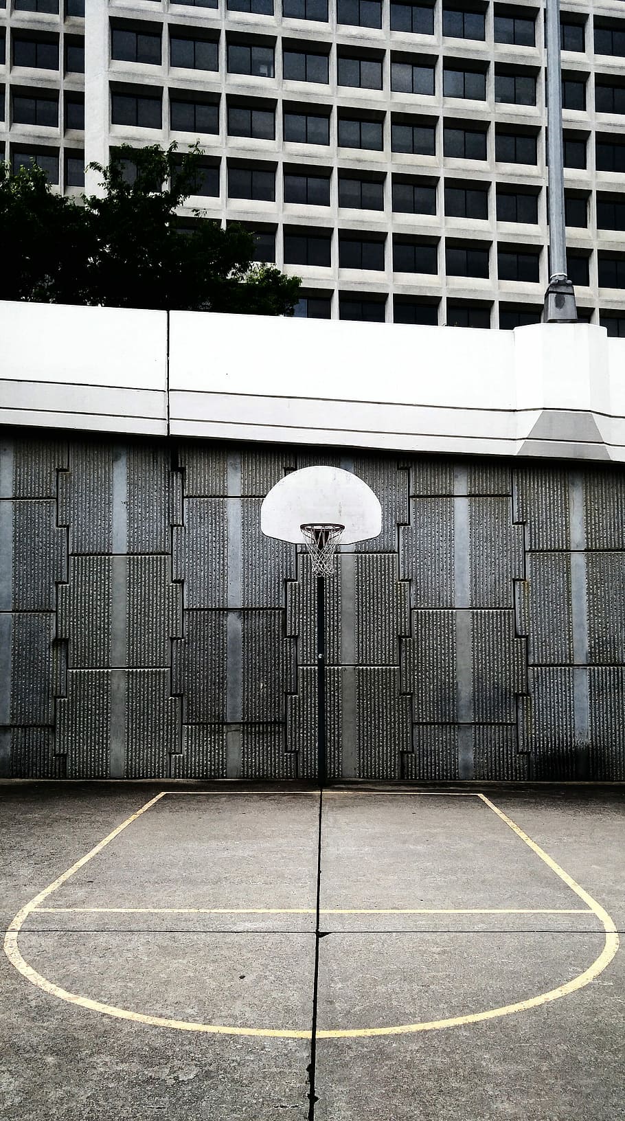 Urban Basketball Court, Gray And Black Basketball Hoop, - Iphone Basketball Wallpaper Hd - HD Wallpaper 