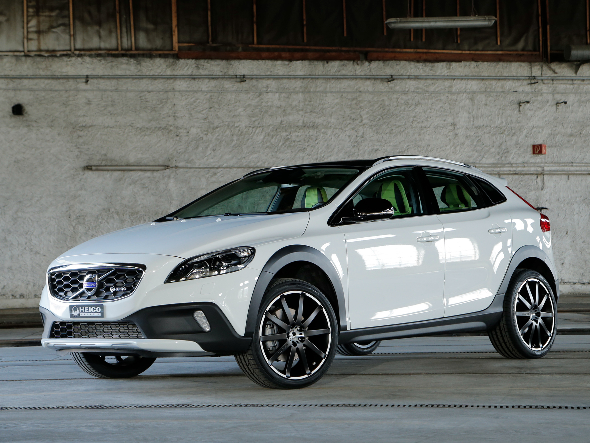 V40 Cross Country 2014 - HD Wallpaper 