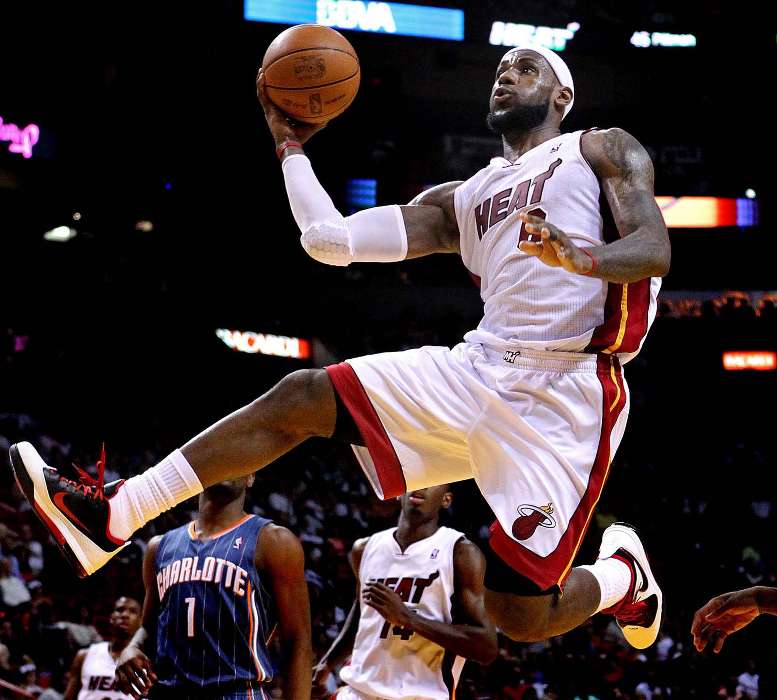 Download Mobile Wallpaper Sports, People, Men, Basketball - Lebron James - HD Wallpaper 