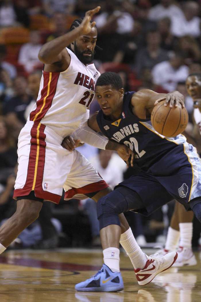 Download Mobile Wallpaper Sports, People, Men, Basketball - Dribble Basketball - HD Wallpaper 