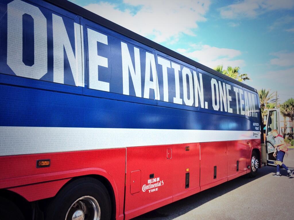 United On The Twitter Announcement Of The 23 Player - Us Women's Soccer Team Bus - HD Wallpaper 