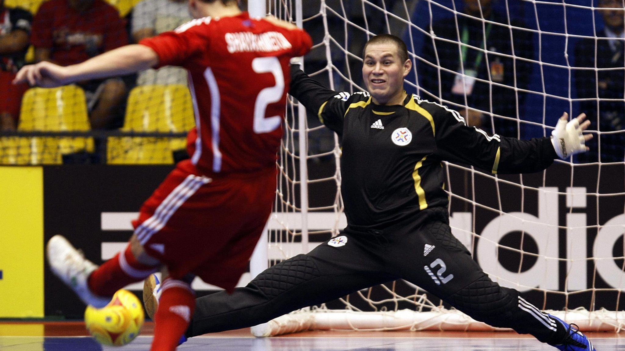 Paraguay S Carlos Espinola Doing A Lateral Split During - Split Save Futsal - HD Wallpaper 