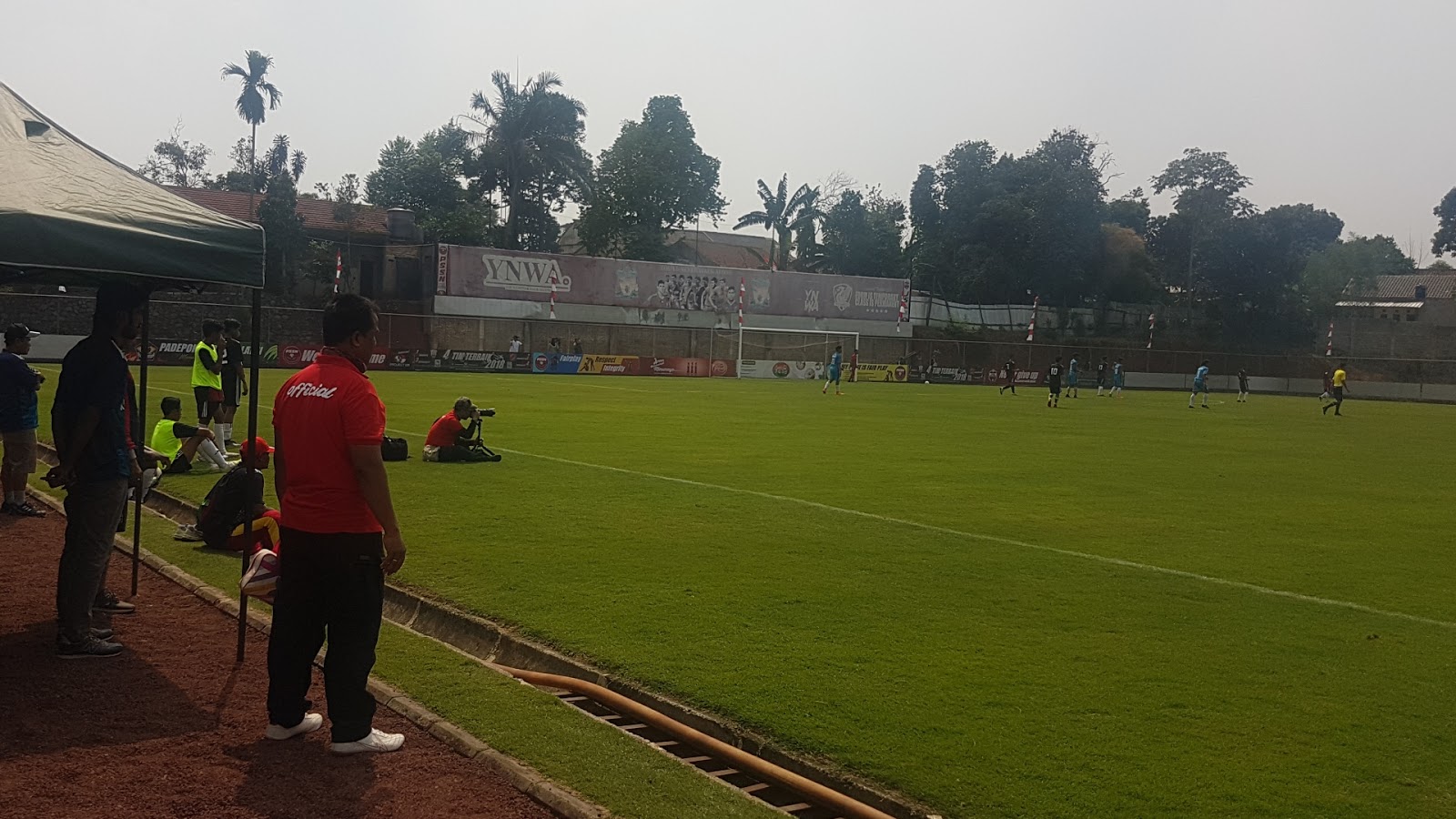 Lapangan Bola Pagi Hari - HD Wallpaper 