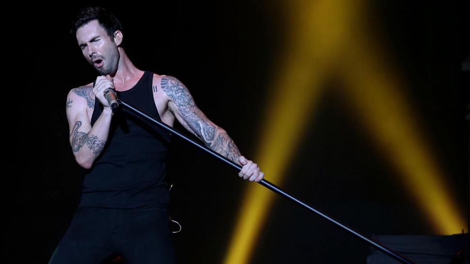 Live Photo Adam Levine 2014 Wallpaper,adam Levine Hd - Daylight Im Gonna Hold You So Close - HD Wallpaper 