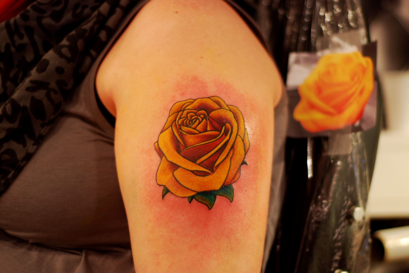Black And Yellow Meaning 9 Desktop Wallpaper - Yellow Rose Tattoo On Shoulder - HD Wallpaper 