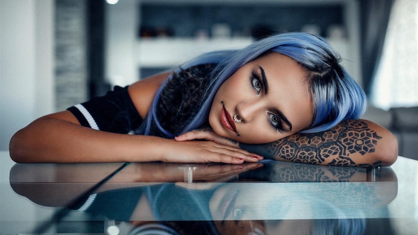 Girl With Blue Hair And A Tattoo On His Arm 2016-model - Tattoo Girls - HD Wallpaper 