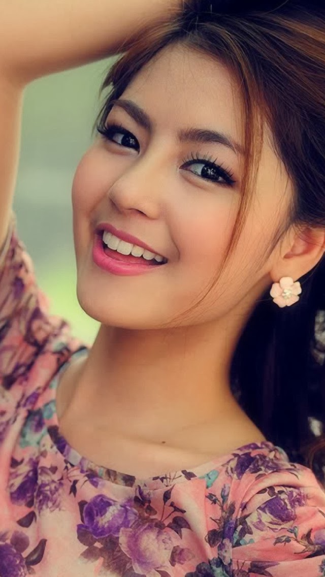 Beautiful Sweet Girl Face 640x1136 Wallpaper