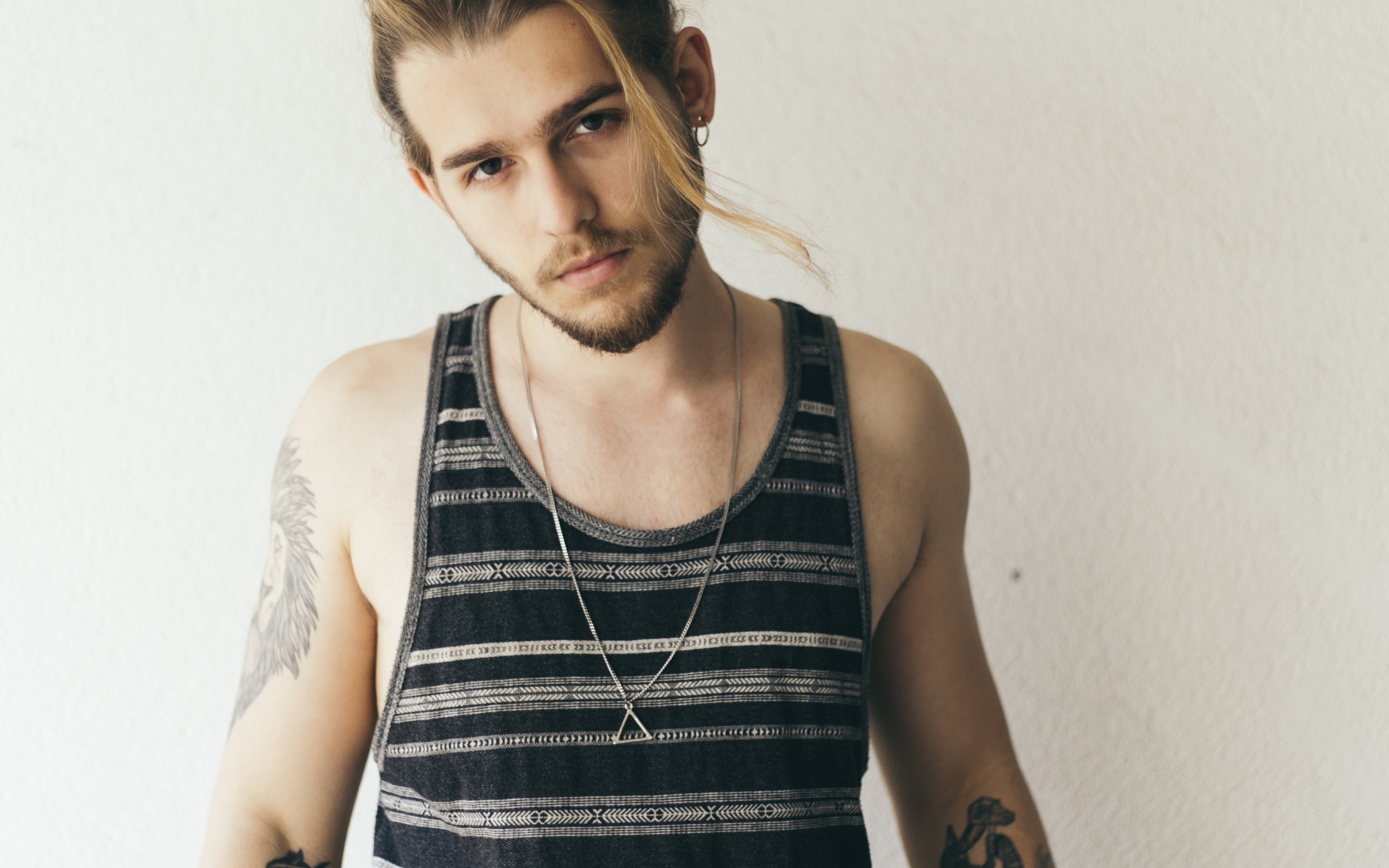 Tattoo, Man, Long Hair, Blond, Necklace, Earring, Model - Men Long Hair Earrings - HD Wallpaper 