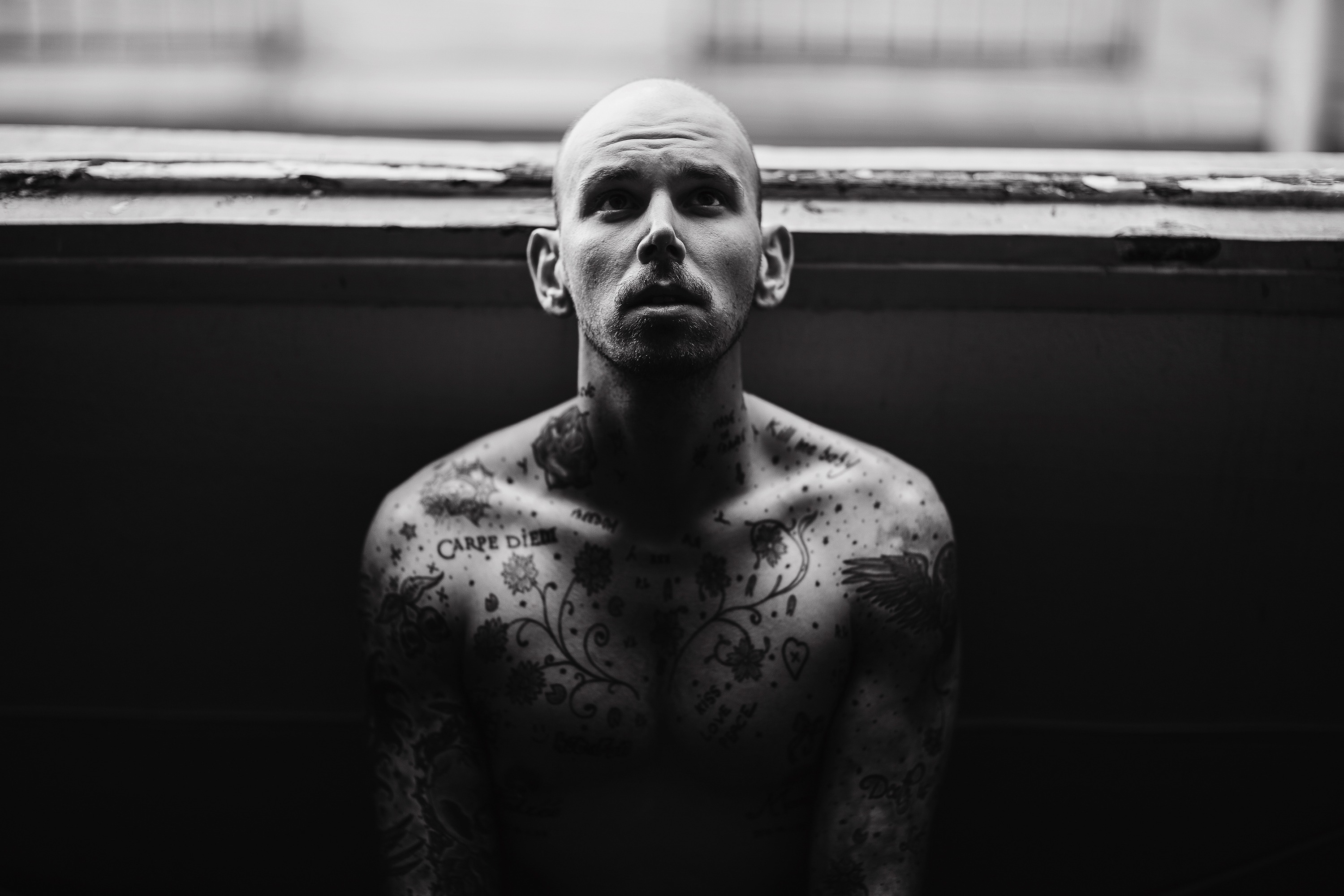 Wallpaper Face Sunlight Model Portrait Interior Tattoo - Retrato Interior - HD Wallpaper 