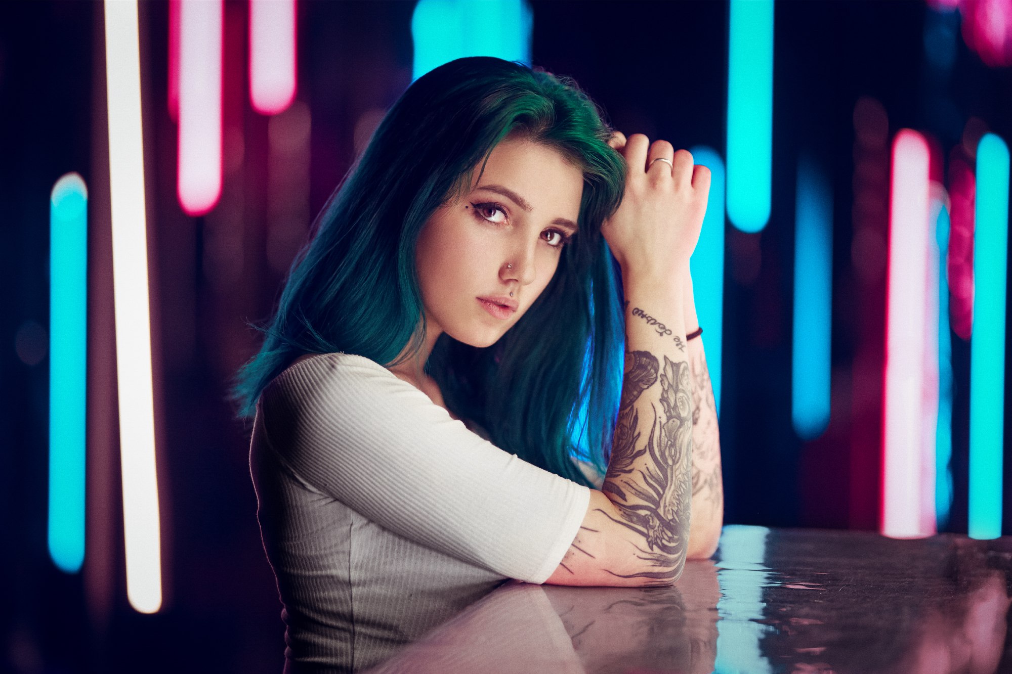 Girl With Dyed Hair And Tattoos - HD Wallpaper 