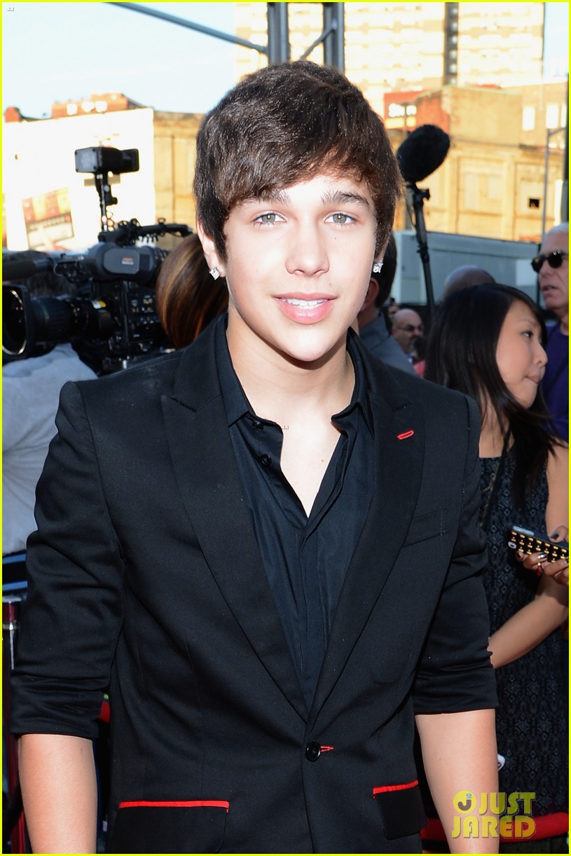Austin Mahone Mtv Vmas 2013 Red Carpet - Katy Perry Ema 2011 - HD Wallpaper 