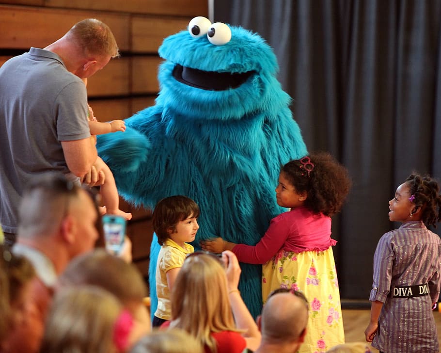Children Standing Around Cookie Monster Mascot, Muppet, - HD Wallpaper 