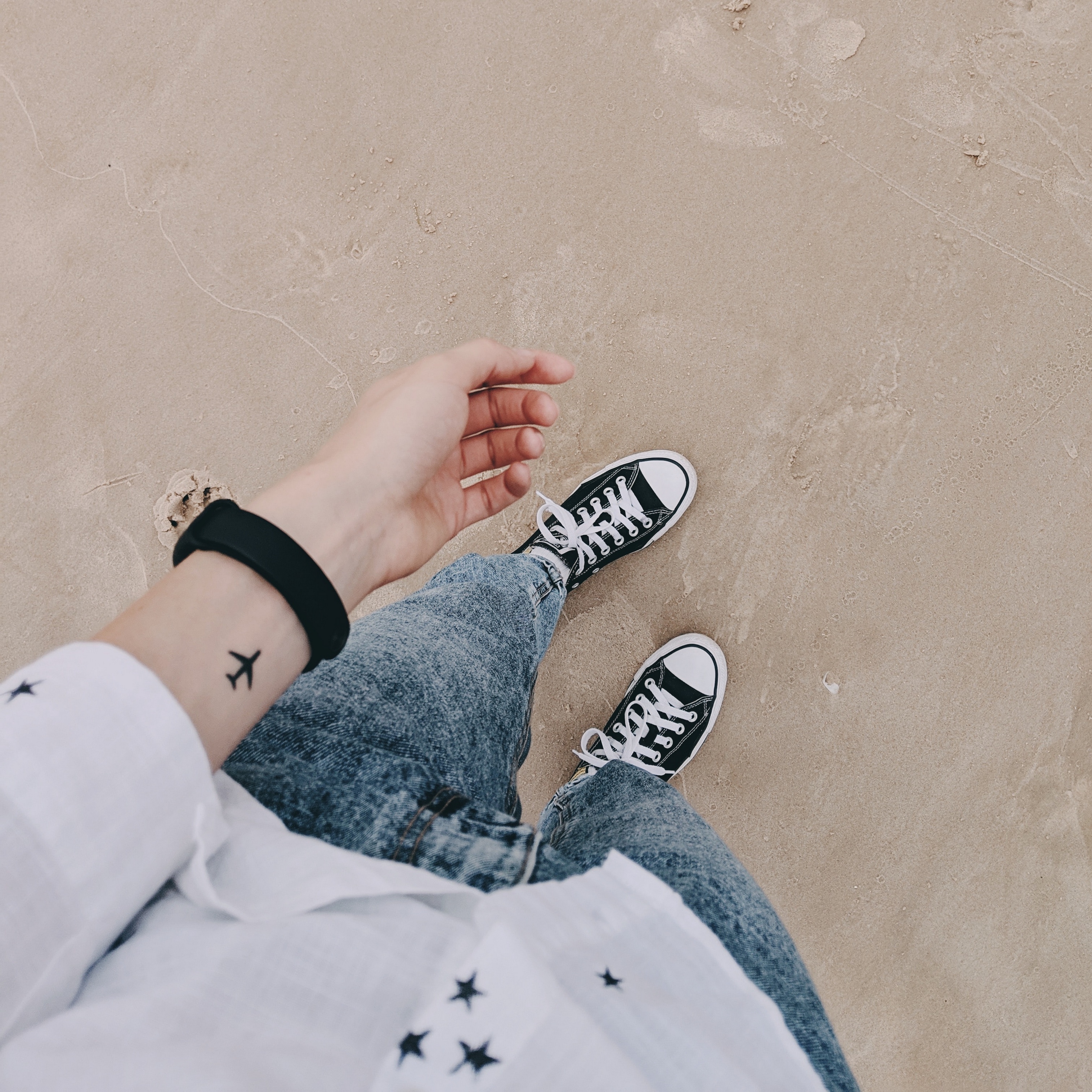Wallpaper Man, Hand, Tattoo, Legs, Beach - Photograph - HD Wallpaper 