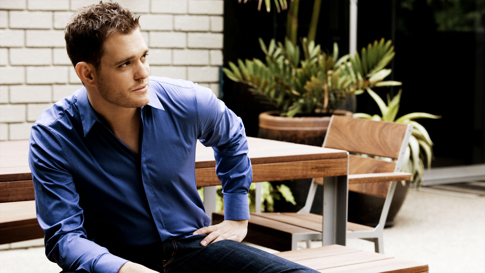Michael Bublé Sitting - HD Wallpaper 