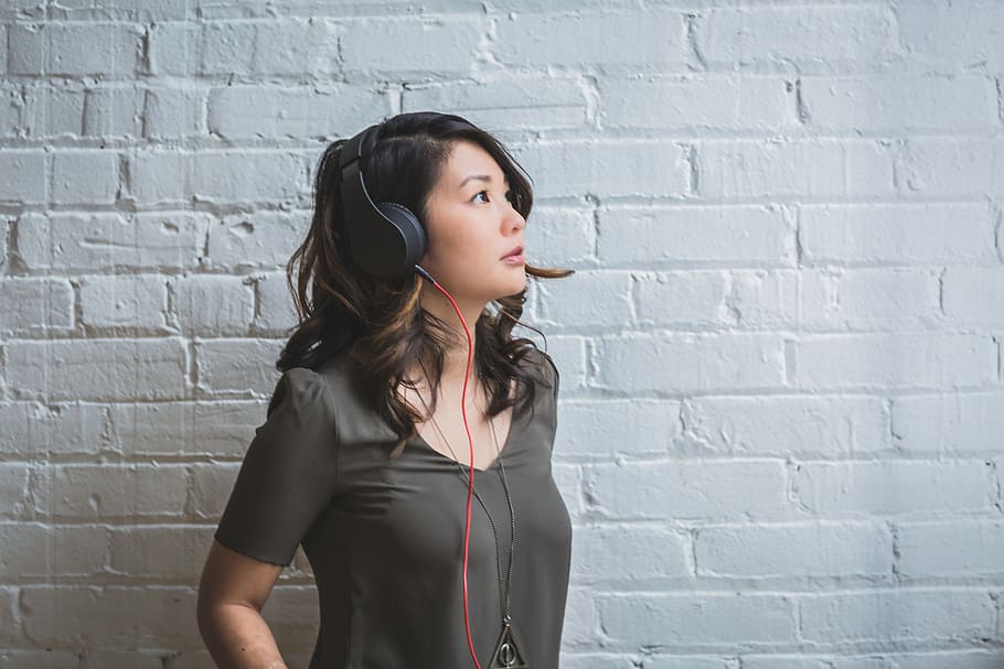 Free Image Woman Looking Up - HD Wallpaper 