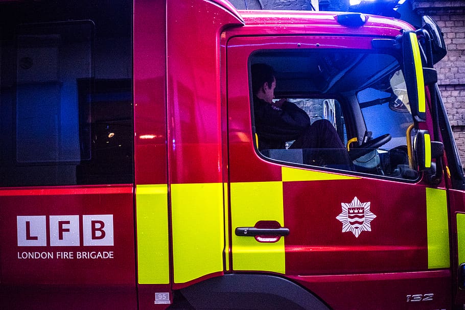 Fire, Firefighter, Fire Truck, Trouble, Red, Flashing - Fire Apparatus - HD Wallpaper 