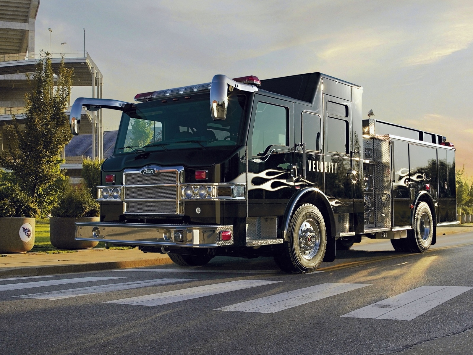 Free Fine Firetruck Wallpaper - Pierce Fire Truck Mirrors - HD Wallpaper 