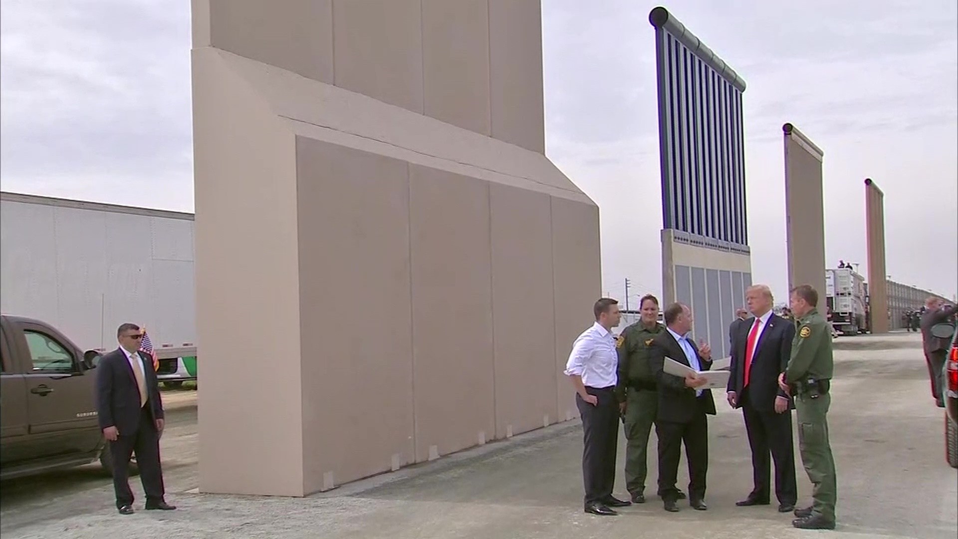 Smugglers Sawing Through Border Wall - HD Wallpaper 