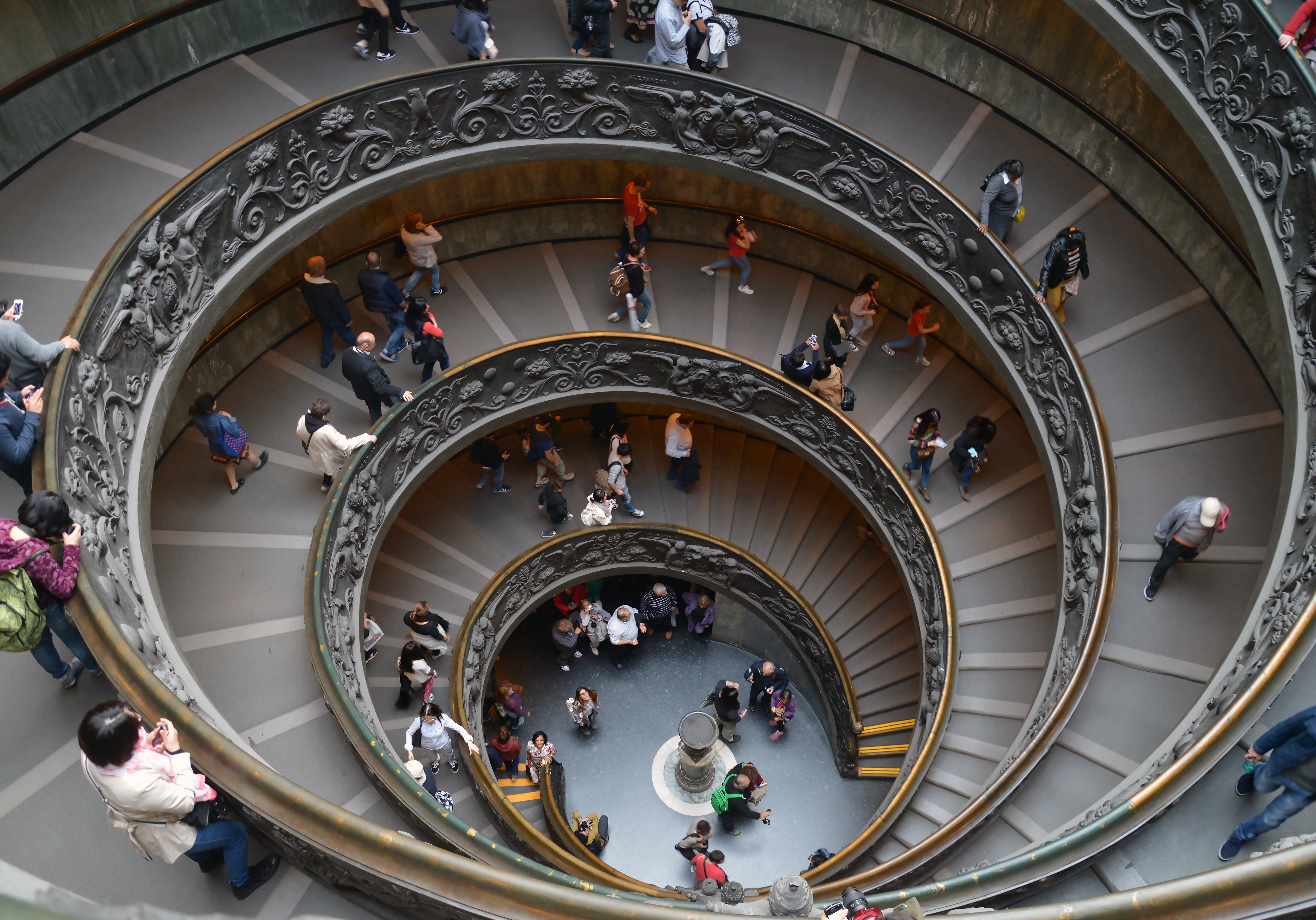 Circular Staircase Vatican Museum Wallpaper - Vatican Museums - HD Wallpaper 