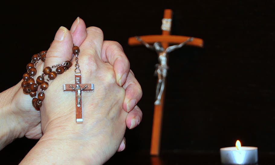 Person Holding Brown Prayer Beads, Rosary, Graceful, - Cara Berdoa Agama Katolik - HD Wallpaper 