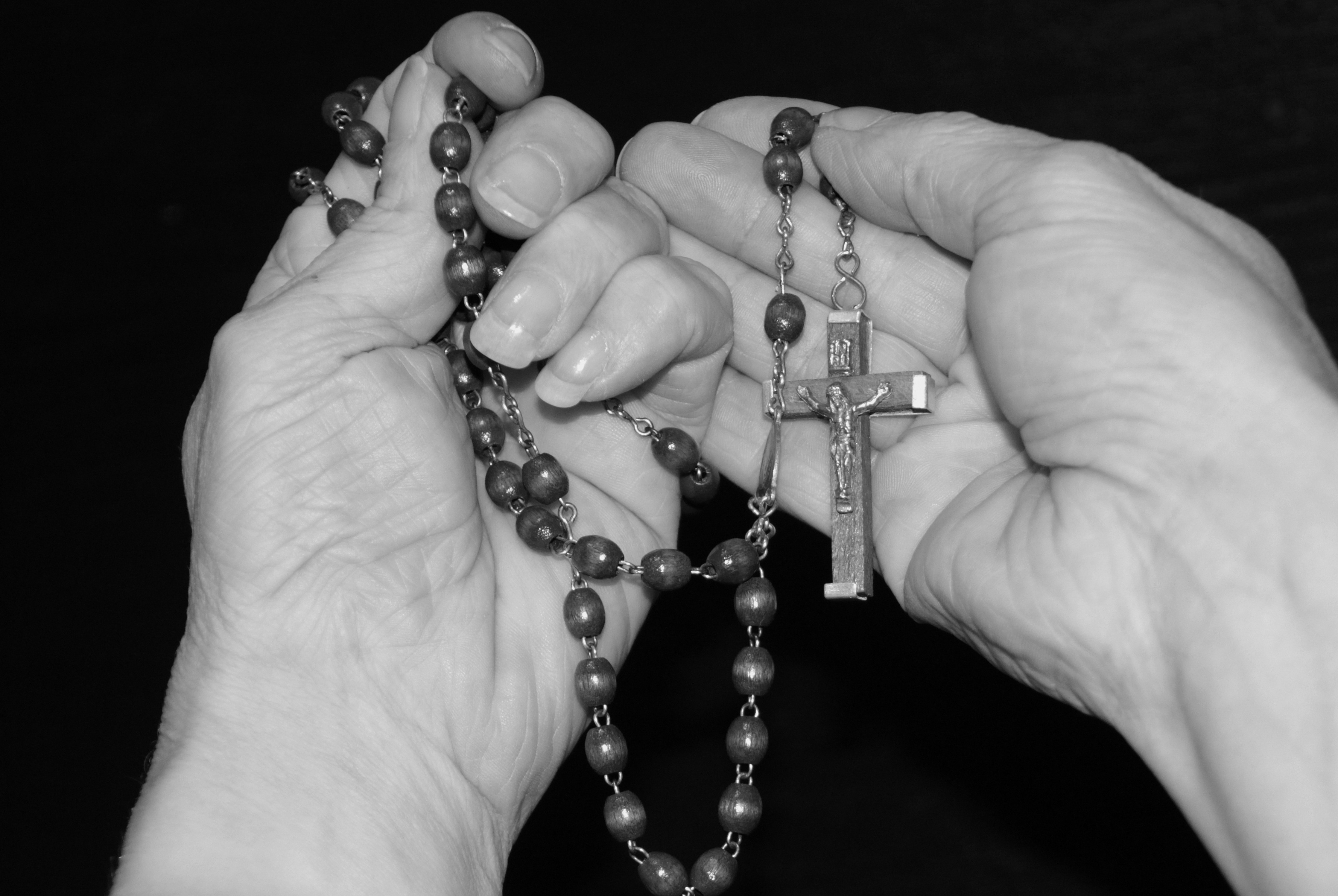 Pray Rosary Black And White - HD Wallpaper 