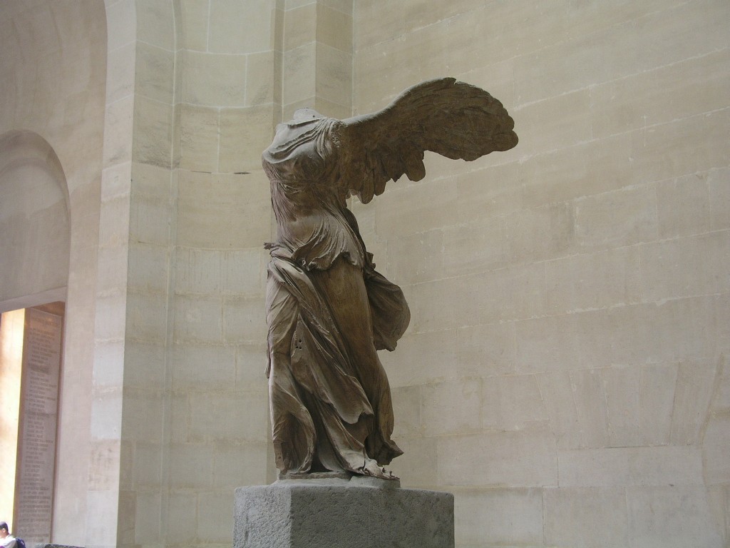 Louvre, Winged Victory Of Samothrace - HD Wallpaper 