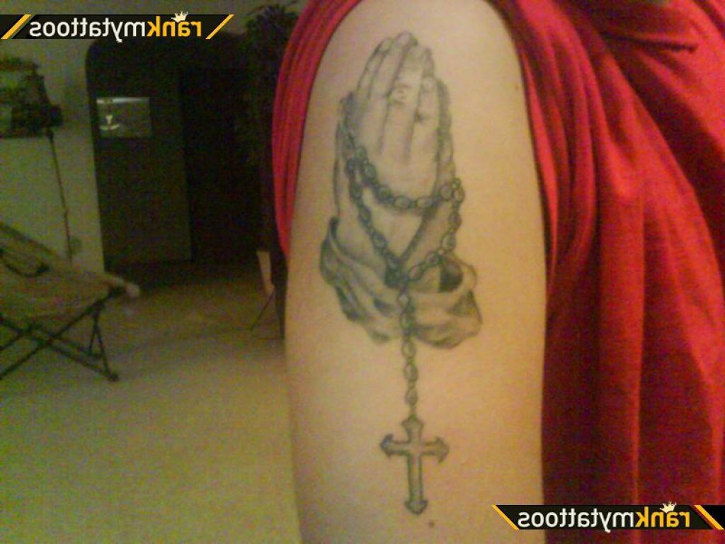 Amazing 3d Rosary Cross In Praying Hand Tattoo On Shoulder - Tattoo - HD Wallpaper 