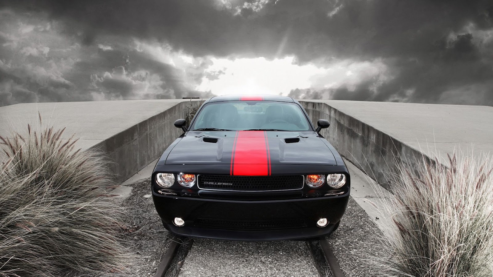 Red And Black Muscle Cars 29 Hd Wallpaper - 2012 Dodge Challenger Red - HD Wallpaper 