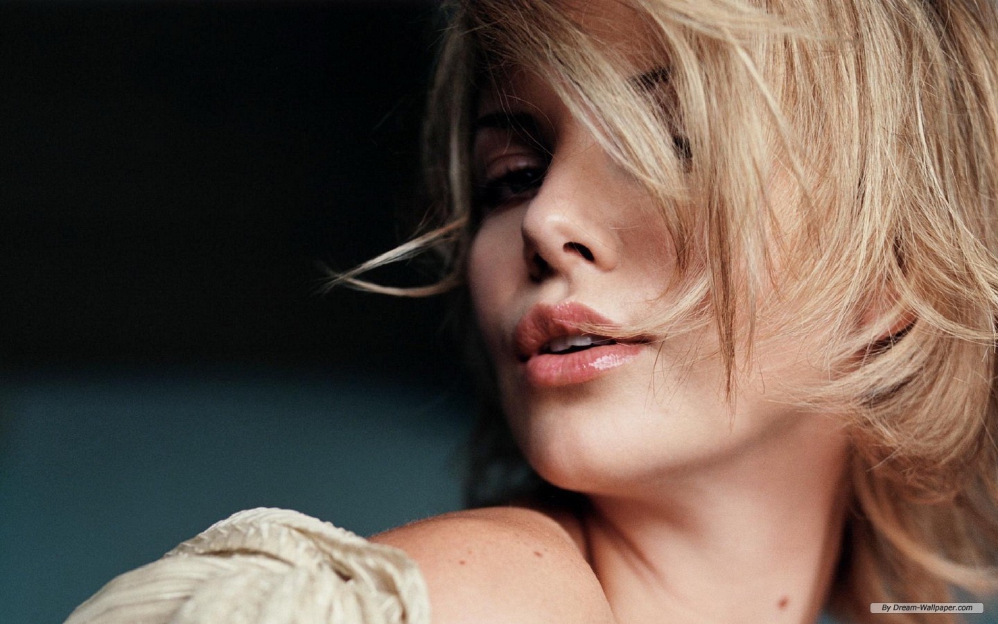Free Star Wallpaper - Charlize Theron Photoshoot Gif - HD Wallpaper 