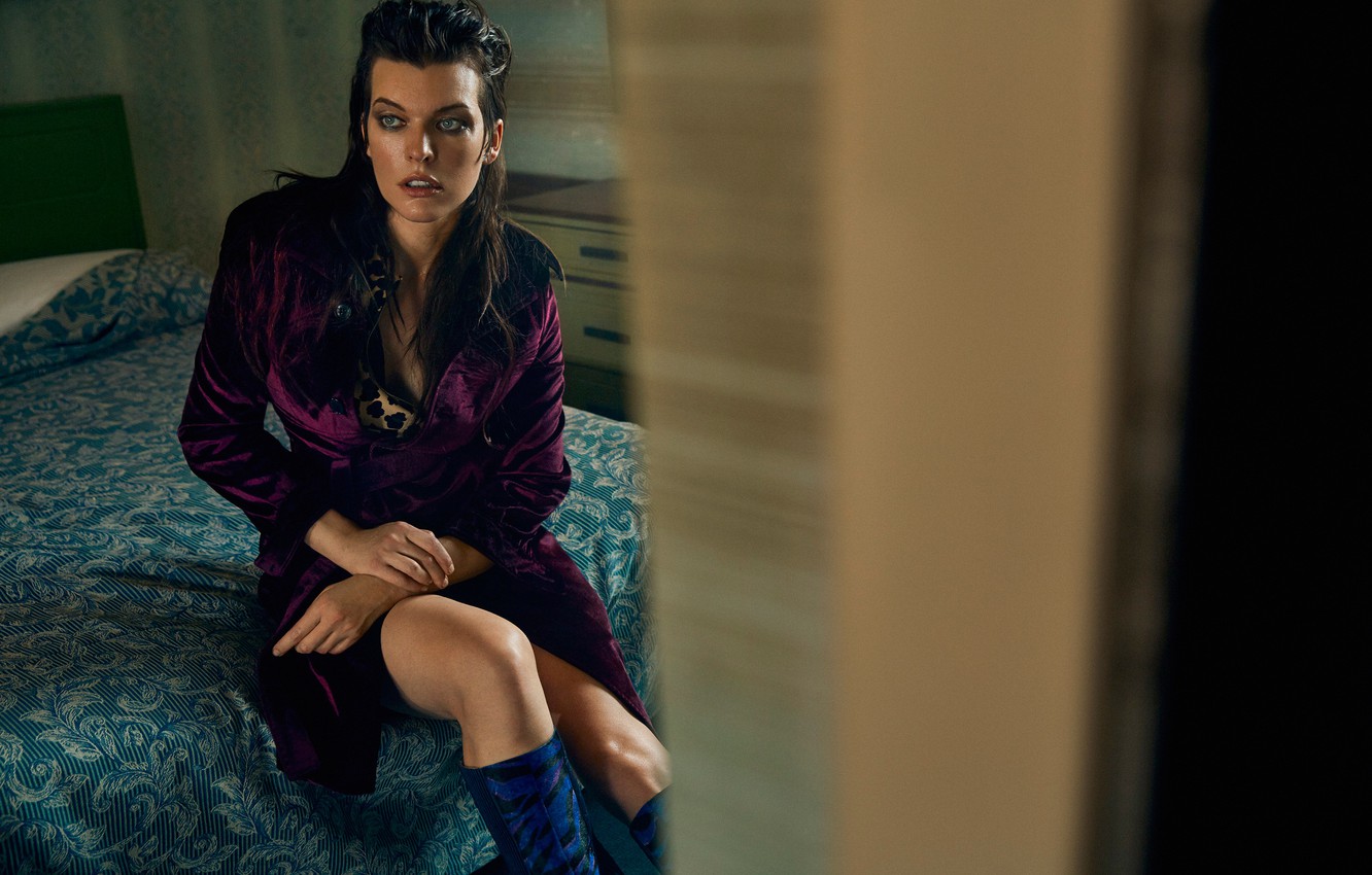 Photo Wallpaper Model, Boots, Makeup, Actress, Brunette, - Milla Jovovich Legs Skirt - HD Wallpaper 