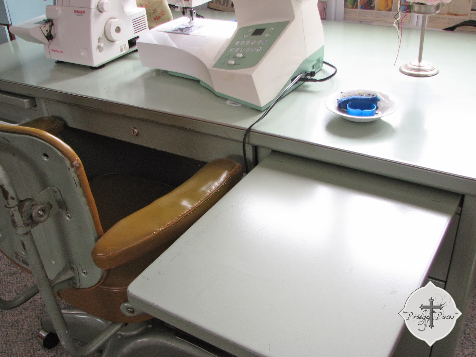 Vintage Industrial Steamer Desk With Cosco Desk Chair - HD Wallpaper 