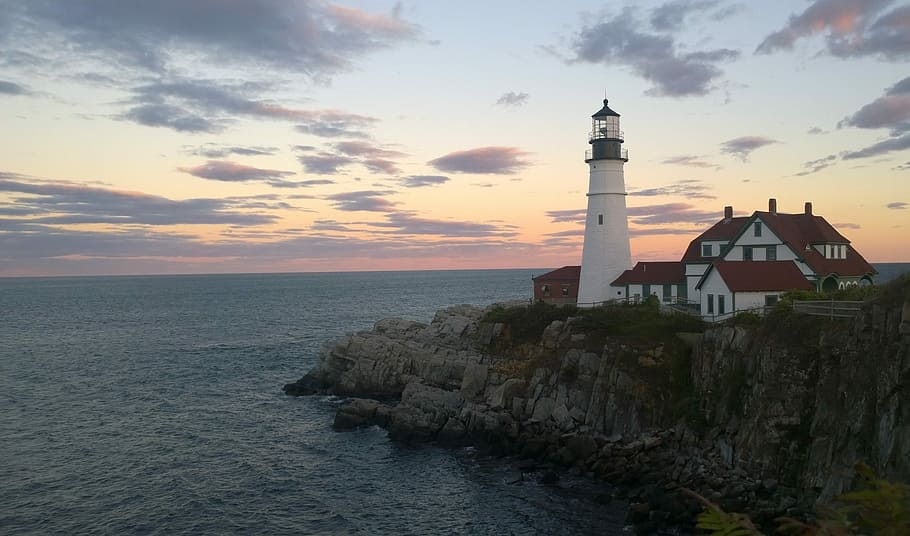 White Lighthouse Near Body Of Water, Cape Elizabeth, - Portland Head Light - HD Wallpaper 