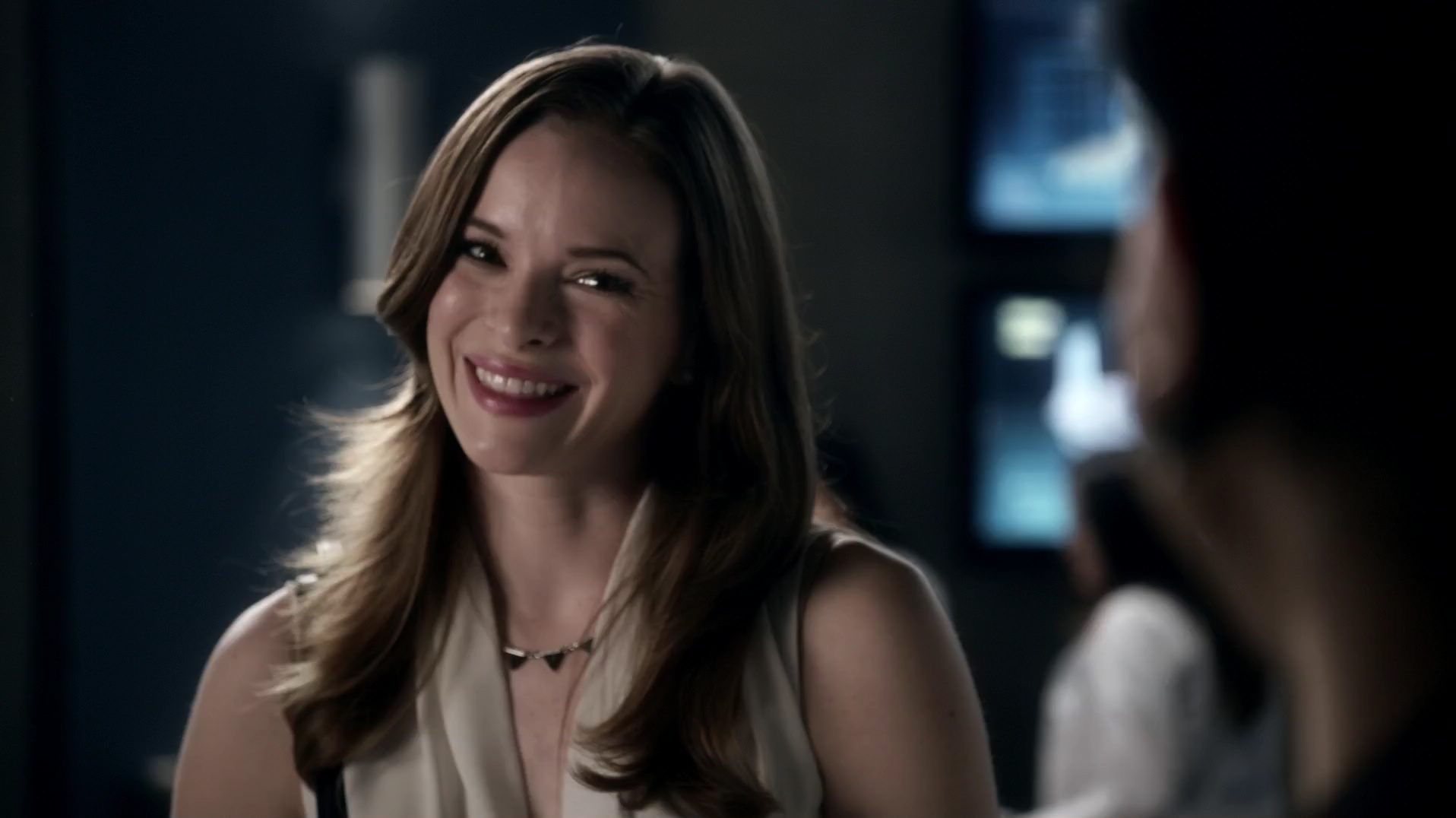 Caitlin ♥ - Caitlin Snow Smiling - HD Wallpaper 