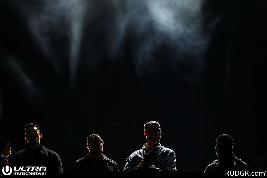 Silhouette Of Woman Holding Rosary While Praying, Woman - Dark Catholic - HD Wallpaper 